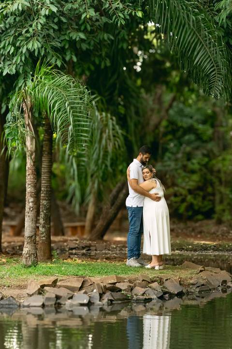 O pré-wedding da Luana e do Gustavo no Parque Curupira, em Ribeirão Preto, uniu romance e descontração. Entre cenários naturais, brindes com cerveja e plaquinhas criativas, registramos a conexão única e a leveza desse casal apaixonado.