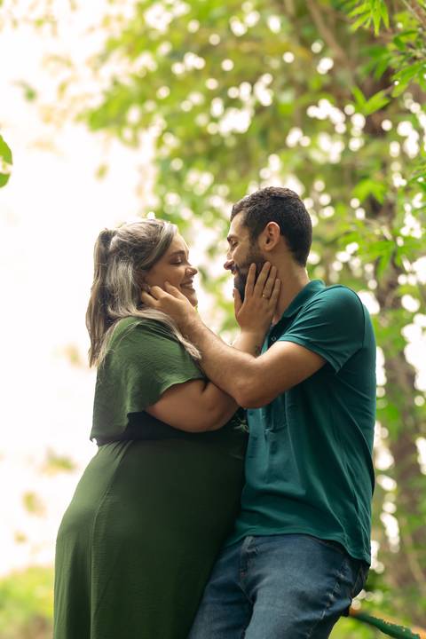 O pré-wedding da Luana e do Gustavo no Parque Curupira, em Ribeirão Preto, uniu romance e descontração. Entre cenários naturais, brindes com cerveja e plaquinhas criativas, registramos a conexão única e a leveza desse casal apaixonado.