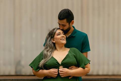 O pré-wedding da Luana e do Gustavo no Parque Curupira, em Ribeirão Preto, uniu romance e descontração. Entre cenários naturais, brindes com cerveja e plaquinhas criativas, registramos a conexão única e a leveza desse casal apaixonado.
