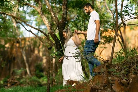 O pré-wedding da Luana e do Gustavo no Parque Curupira, em Ribeirão Preto, uniu romance e descontração. Entre cenários naturais, brindes com cerveja e plaquinhas criativas, registramos a conexão única e a leveza desse casal apaixonado.