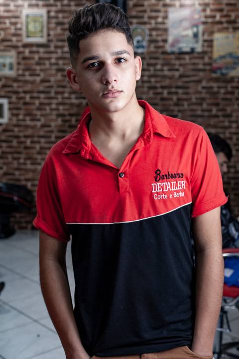 Retrato de um barbeiro ou funcionário da barbearia Detailer em Santa Helena - PR'