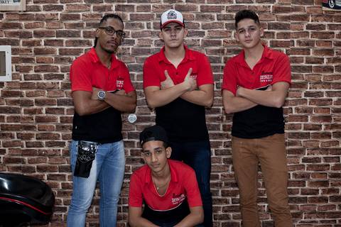 Retrato de um barbeiro e funcionários da barbearia Detailer em Santa Helena - PR'