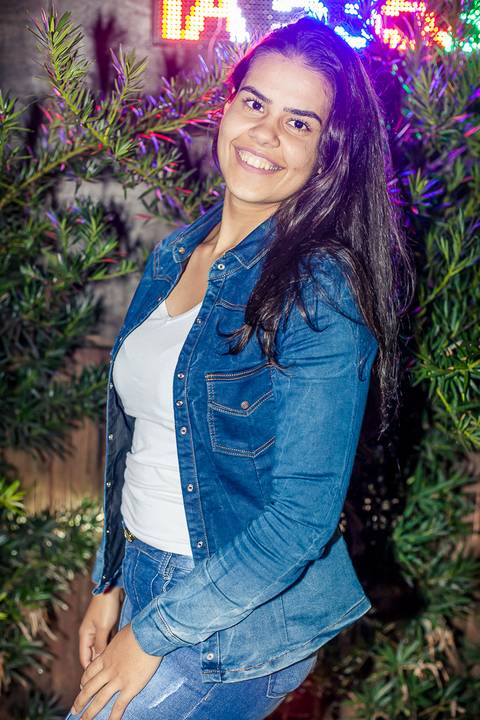 Fotografia de mulher em evento do arraiá do conveniência 53 em Santa HElena - PR'