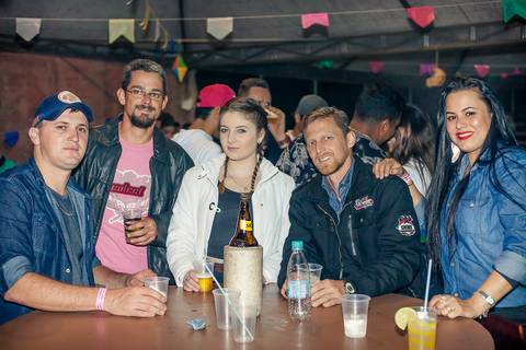 foto em evento do arraiá do conveniência 53 em Santa HElena - PR'