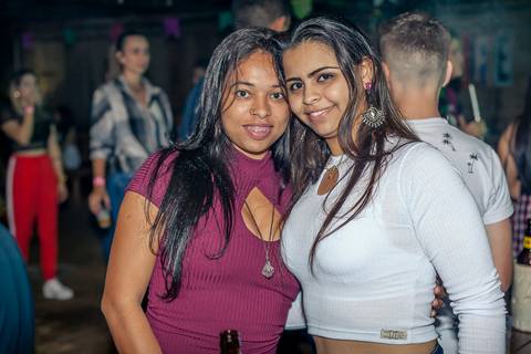 foto de duas mulheres em evento do arraiá do conveniência 53 em Santa HElena - PR'