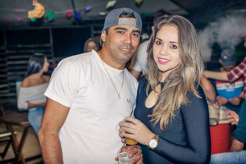 foto de casal em evento do arraiá do conveniência 53 em Santa HElena - PR'
