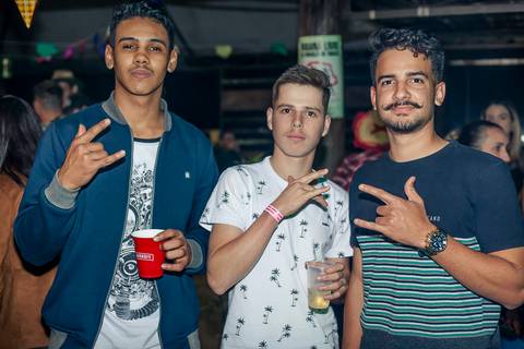 Foto de rapazes em evento do arraiá do conveniência 53 em Santa HElena - PR'