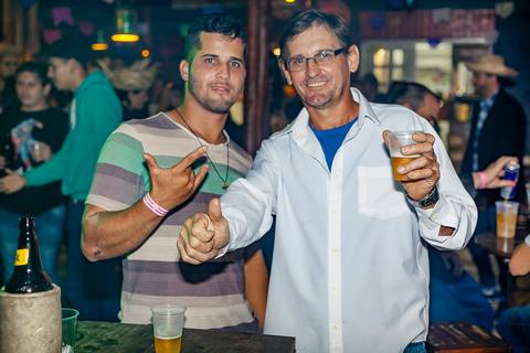 Foto de rapazes em evento do arraiá do conveniência 53 em Santa HElena - PR'