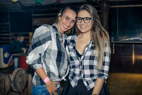 Foto de garotas, mulheres meninas  em evento do arraiá do conveniência 53 em Santa HElena - PR'