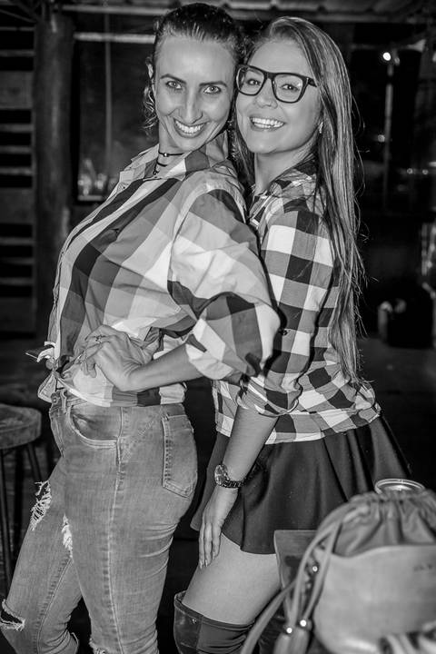 Foto de garotas, mulheres meninas  em evento do arraiá do conveniência 53 em Santa HElena - PR'