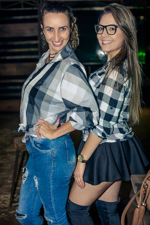 Foto de garotas, mulheres meninas  em evento do arraiá do conveniência 53 em Santa HElena - PR'