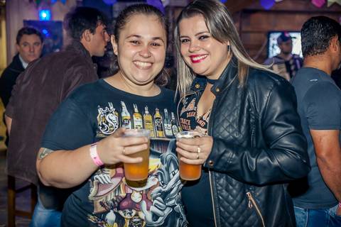 Foto de garotas, mulheres meninas  em evento do arraiá do conveniência 53 em Santa HElena - PR'
