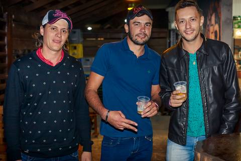 Foto de rapazes em evento do arraiá do conveniência 53 em Santa HElena - PR'