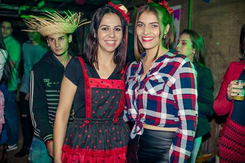 Foto de garotas, mulheres meninas  em evento do arraiá do conveniência 53 em Santa HElena - PR'