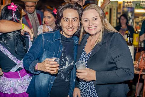 Foto de garotas, mulheres meninas  em evento do arraiá do conveniência 53 em Santa HElena - PR'