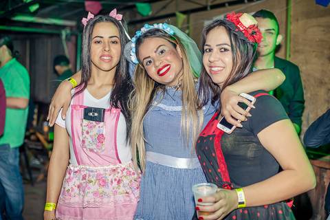 Foto de garotas, mulheres meninas  em evento do arraiá do conveniência 53 em Santa HElena - PR'