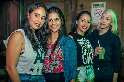 Foto de garotas, mulheres meninas  em evento do arraiá do funknejo na conveniência 53 em Santa Helena - PR'