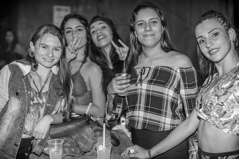 Foto de garotas, mulheres meninas  em evento do arraiá do funknejo na conveniência 53 em Santa Helena - PR'