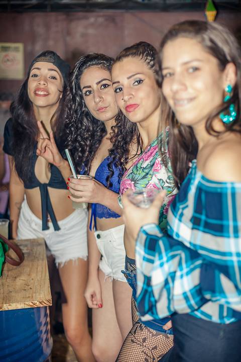Foto de garotas, mulheres meninas  em evento do arraiá do funknejo na conveniência 53 em Santa Helena - PR'