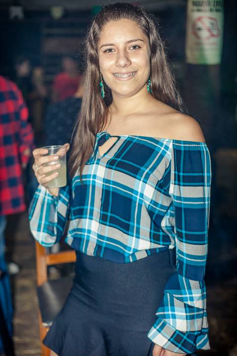 Foto de garotas, mulheres meninas  em evento do arraiá do funknejo na conveniência 53 em Santa Helena - PR'