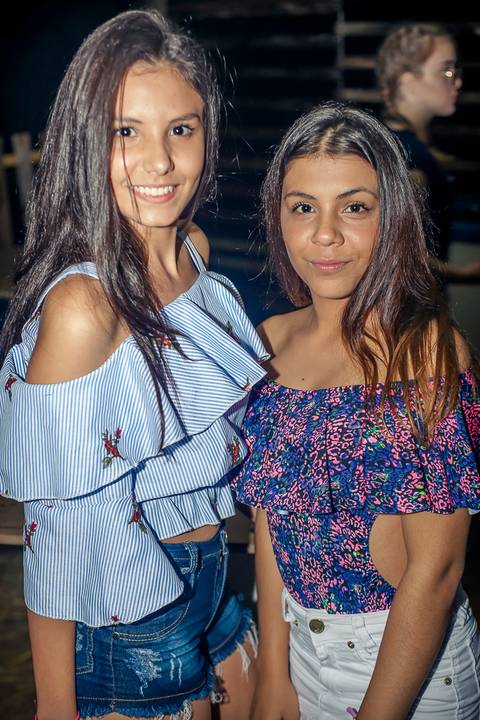 Foto de garotas, mulheres meninas  em evento do arraiá do funknejo na conveniência 53 em Santa Helena - PR'