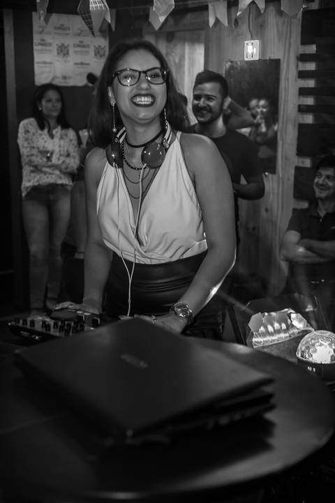 Foto de garotas, mulheres meninas  
 DJ Keth em evento do arraiá do funknejo na conveniência 53 em Santa Helena - PR'