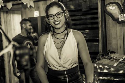 Foto de garotas, mulheres meninas  
 DJ Keth em evento do arraiá do funknejo na conveniência 53 em Santa Helena - PR'