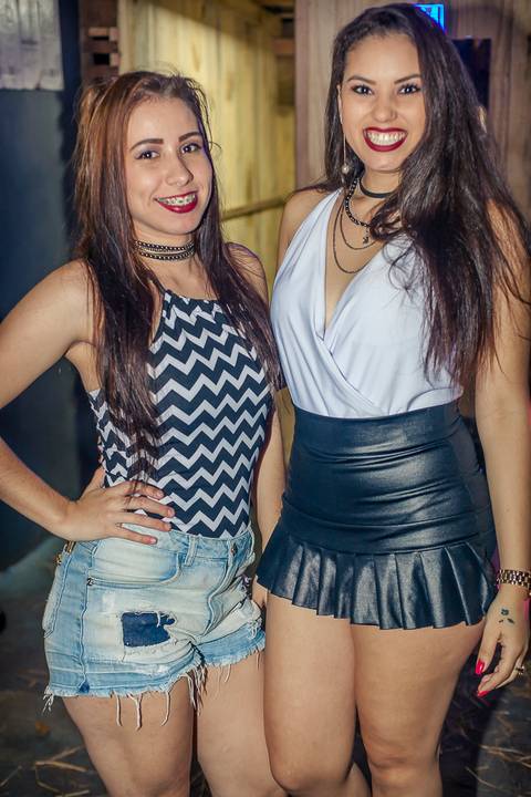 Foto de garotas, mulheres meninas  
 DJ Keth em evento do arraiá do funknejo na conveniência 53 em Santa Helena - PR'