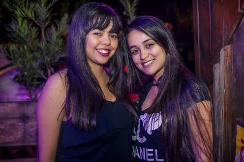 Foto de garotas, mulheres meninas  em evento do arraiá do funknejo na conveniência 53 em Santa Helena - PR'