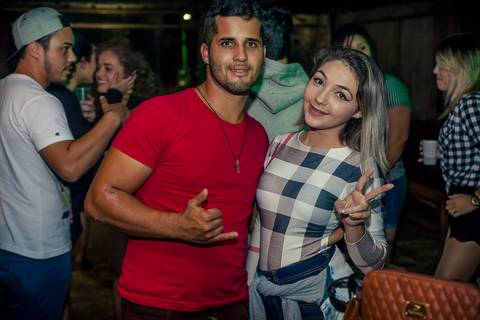 Foto de garotas, mulheres meninas  em evento do arraiá do funknejo na conveniência 53 em Santa Helena - PR'