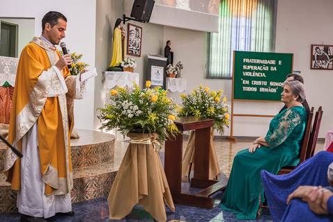 Fotografia de Alaídes e Armínio Draghetti em celebração de suas bodas de ouro (50 anos de casamento)'