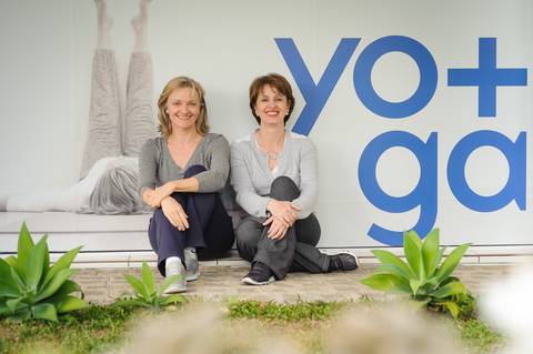 Fotografia professoras de yoga, escola Yoga Mais. Empreendedorismo curitiba.'