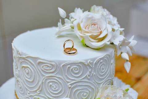 bolo de casamento, boho, alianças no bolo de casamento, bolo com flor, alianças douradas'
