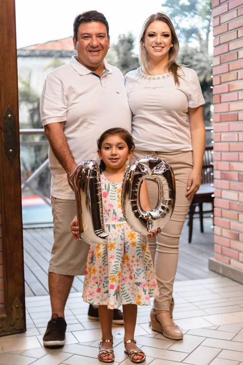 menina segurando balão  numero 10'