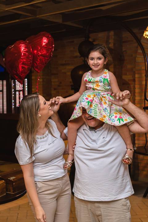 Pai com filha no ombro'