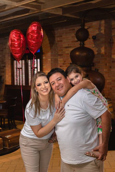 pai , mãe e filha abraçados'