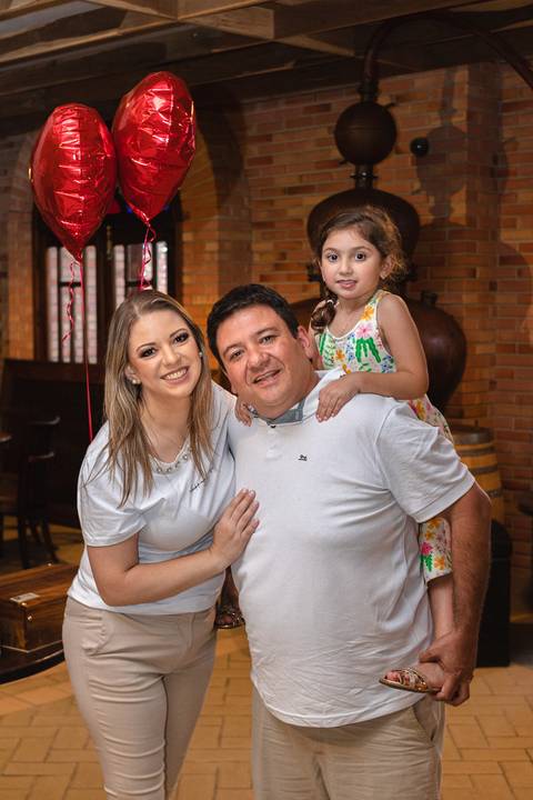 pai , mãe e filha abraçados'