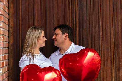 Casal se olhando com balão de coração '