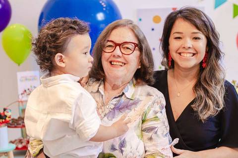 menino no colo da avó com a mãe'