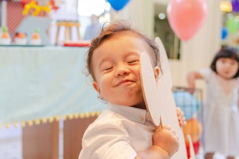 menino abraçando totem do Mickey'