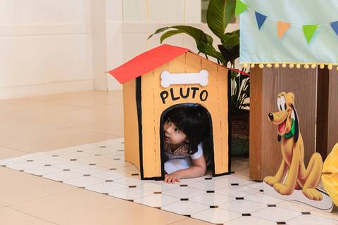crianças brincando com casa do Pluto da decoração da festa infantil '