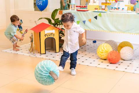 menino chutando bola na festa de aniversário infantil'