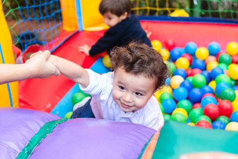 menino brincando na piscina de bolas na festa de aniversário infantil'