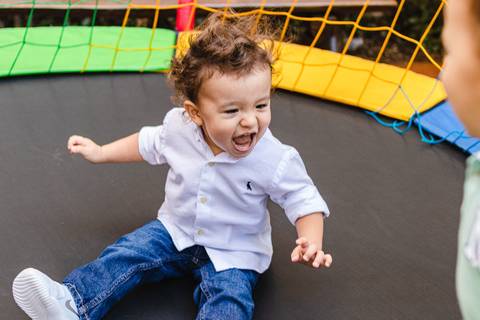 menino brincando no pula pulana festa de aniversário infantil'