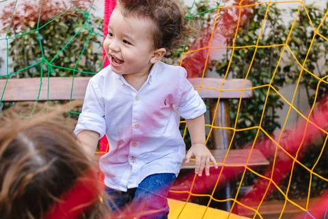 menino brincando no pula pulana festa de aniversário infantil'