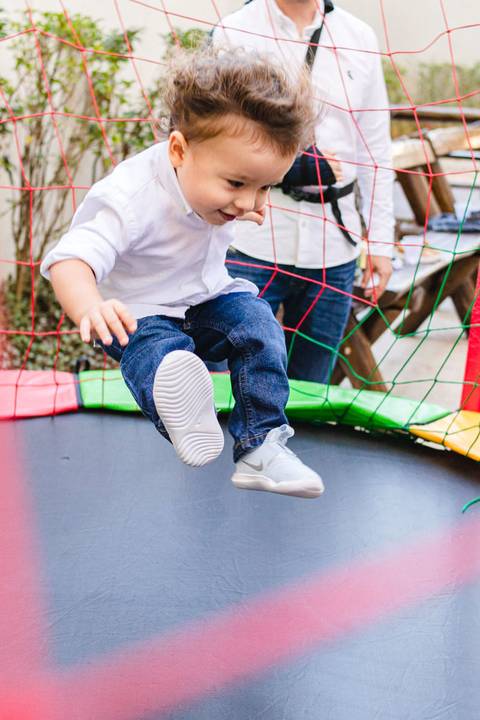 menino brincando no pula pulana festa de aniversário infantil'