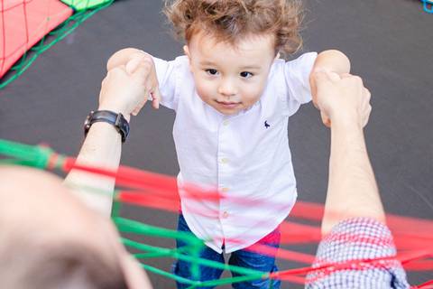 menino brincando no pula pulana festa de aniversário infantil'