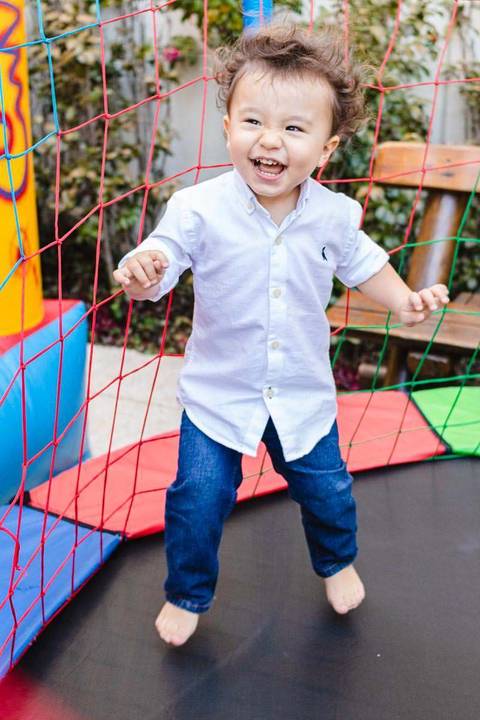 menino brincando no pula pulana festa de aniversário infantil'