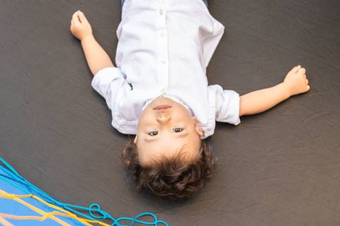 menino brincando no pula pulana festa de aniversário infantil'
