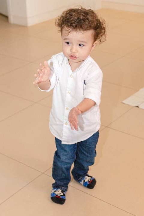 me nino dançando baby shark'